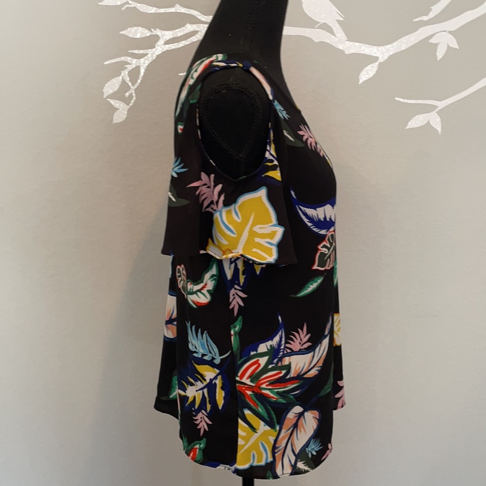 Vibrant cold shoulder top size XS G7